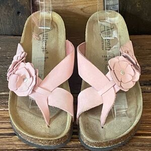 Autenti Women’s Leather Floral Sandals